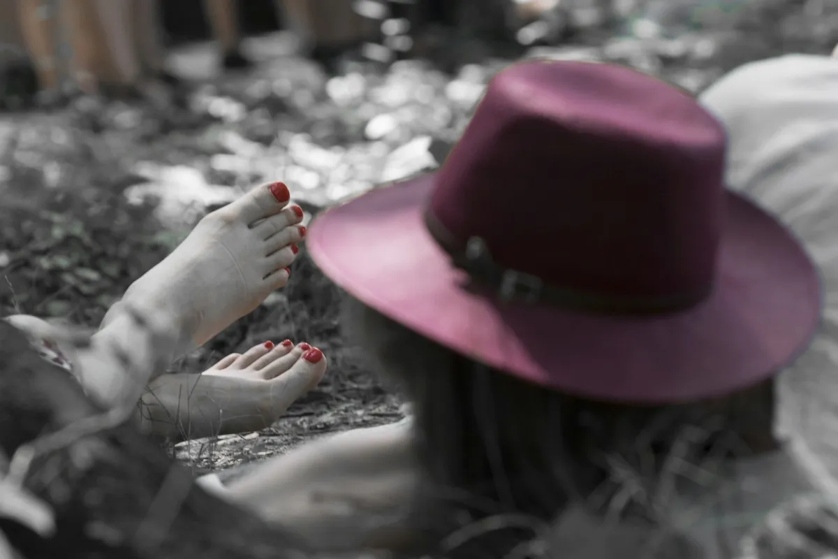 Horizontal monochrome field in dark gray tones, with strong contrast, defined edges, and a dense shadowed field